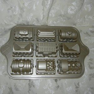Nordic ware Train cake pan9 train cars 5 cup